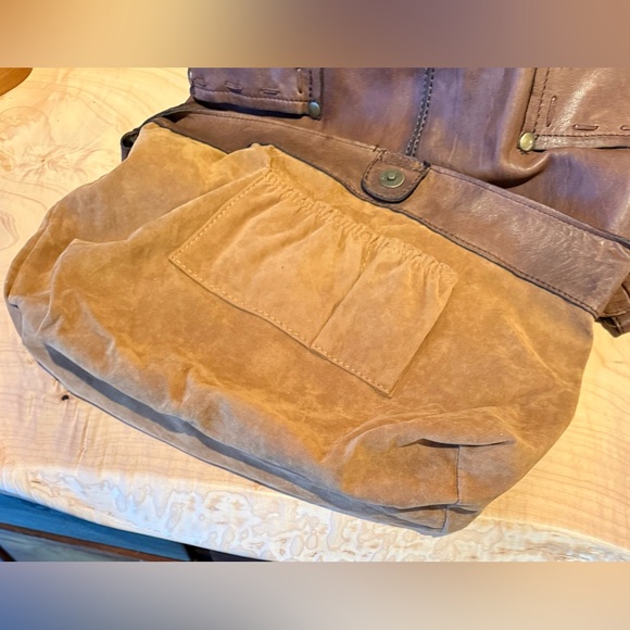 Patricia Nash Cobblestone Urbino shoulderbag. Studded strap closure, distressed - Picture 16 of 16